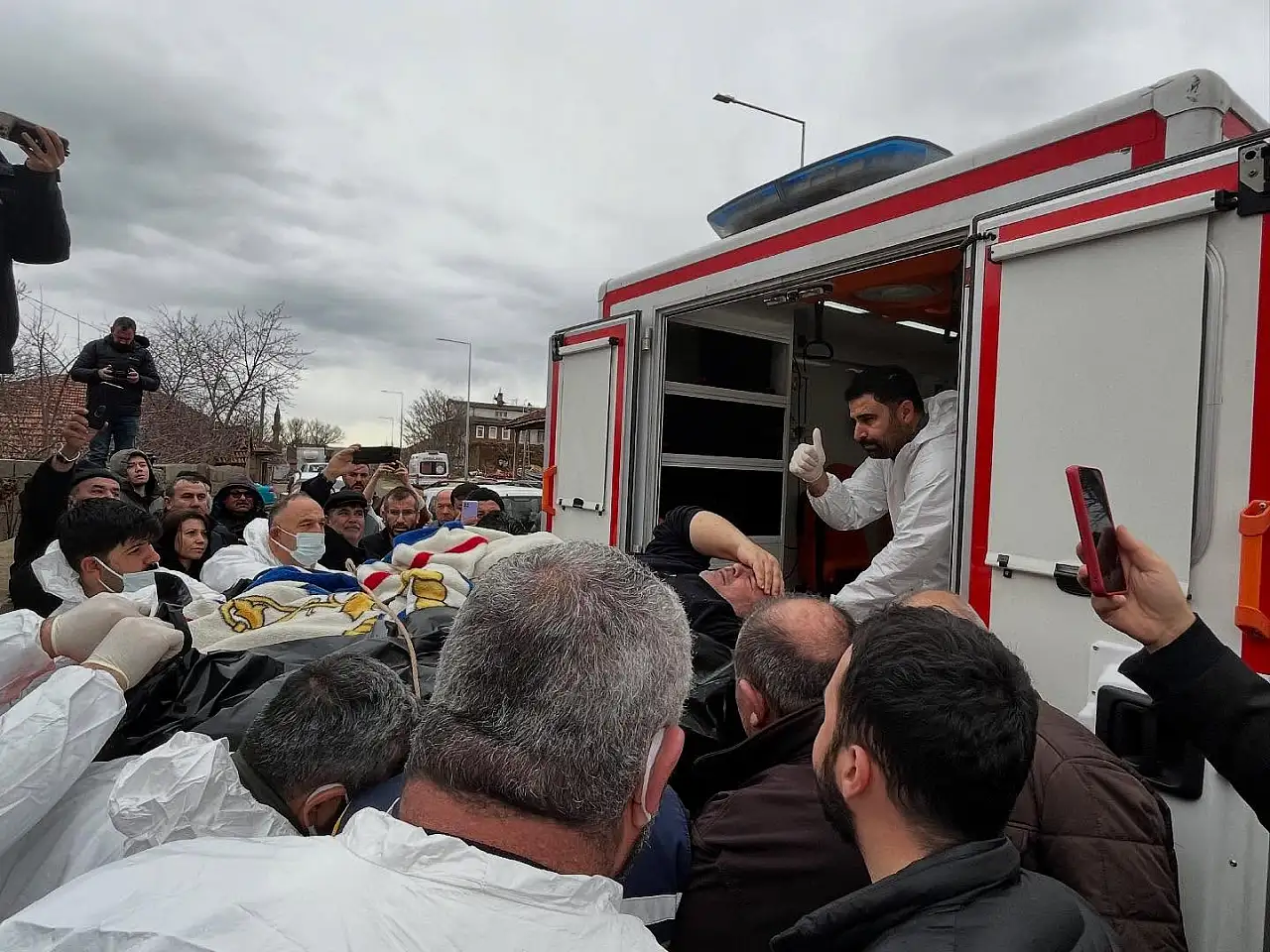 Kayseri'de oldu! Hastayı evden özel kıyafetli maskeli görevliler böyle çıkardı