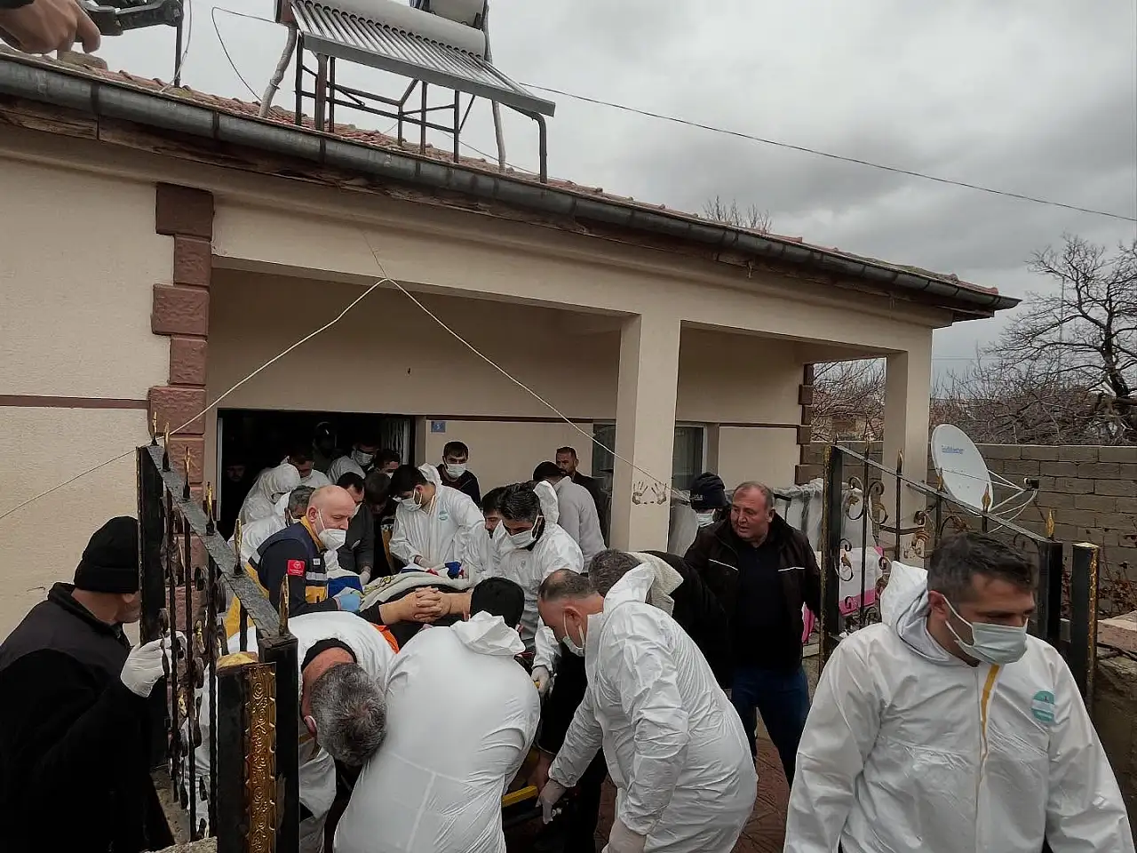 Kayseri'de oldu! Hastayı evden özel kıyafetli maskeli görevliler böyle çıkardı