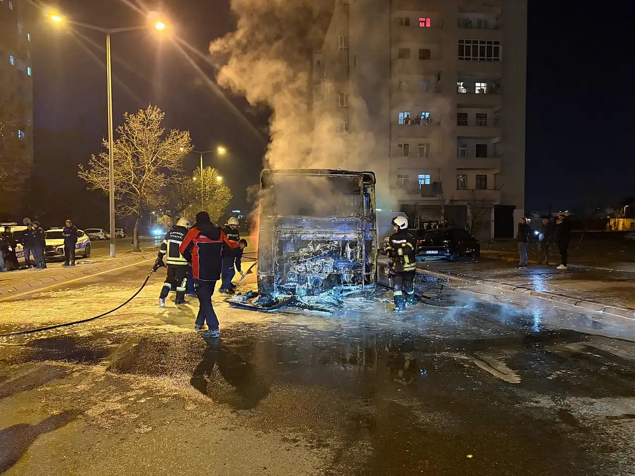 Özel halk otobüsü alev alev yandı