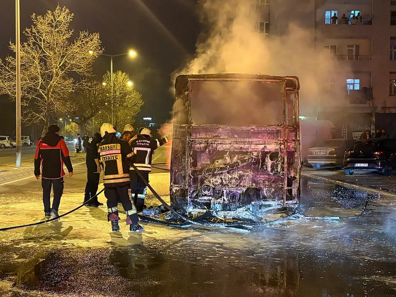 Özel halk otobüsü alev alev yandı