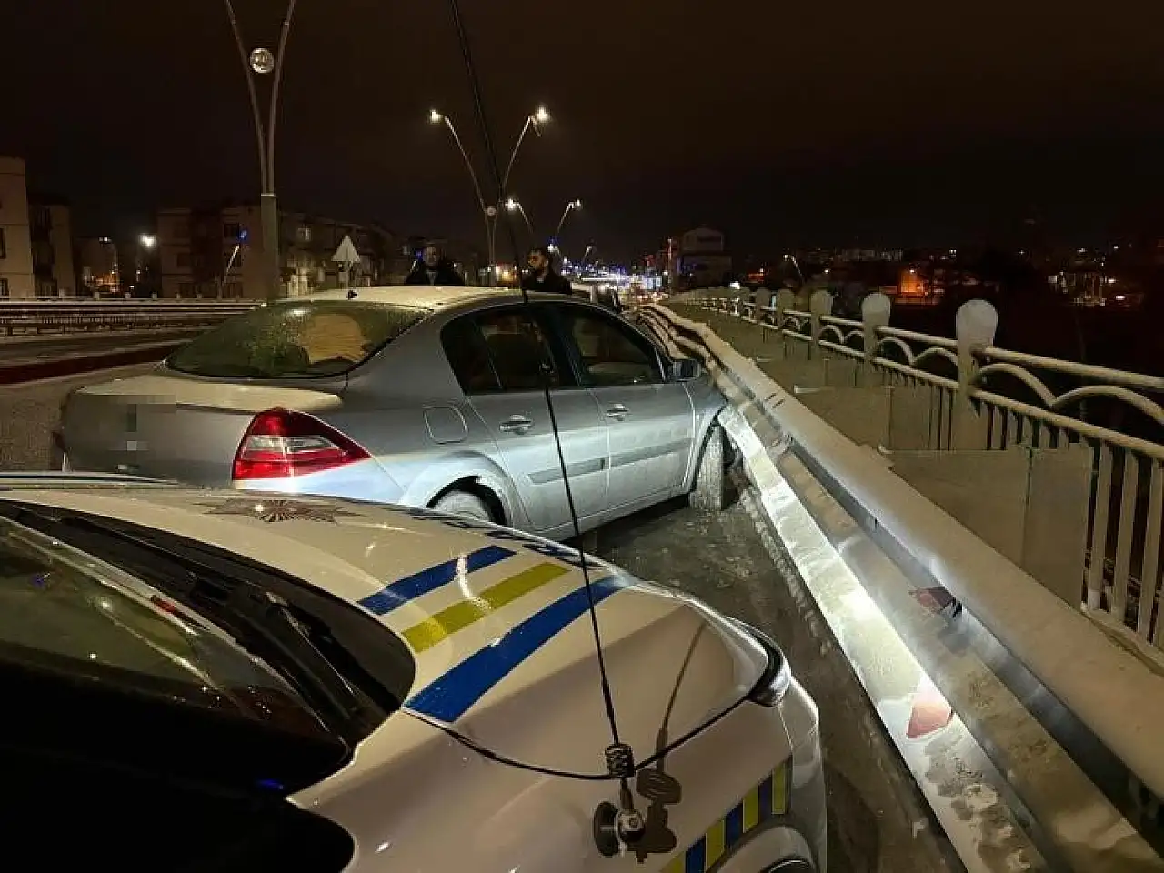 Kayseri'de otomobil bariyerlere girdi! Sürücü alkollü çıktı