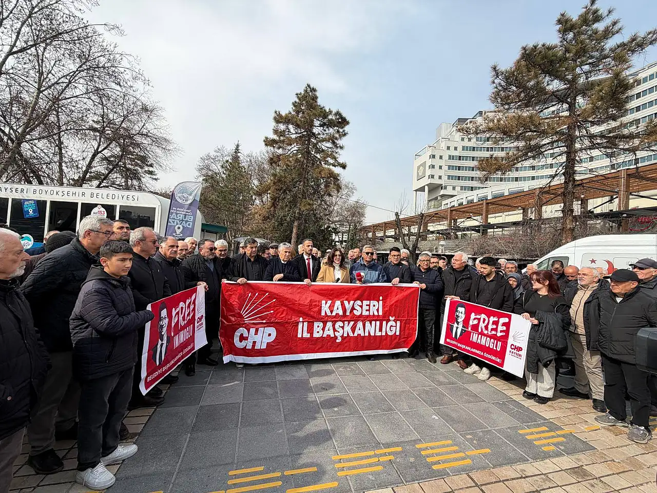 Kayseri Cumhuriyet Meydanı'nda Ekrem İmamoğlu'nun mektubunu okudular