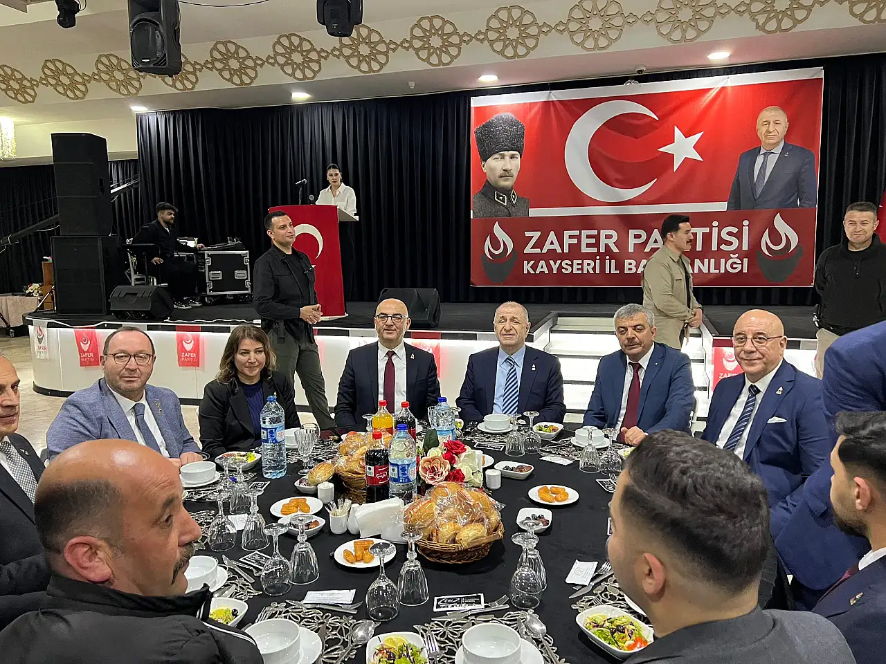 Özdağ, Kayseri'de konuştu: 700 sene hapsi istenen kişi serbest dolaşıyor! Bu mu adalet?