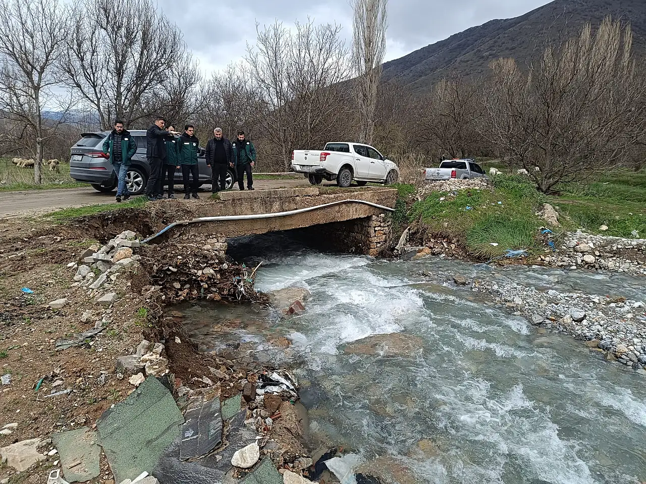 Kayseri'de etkili olan şiddetli yağış sonrası yollar çöktü