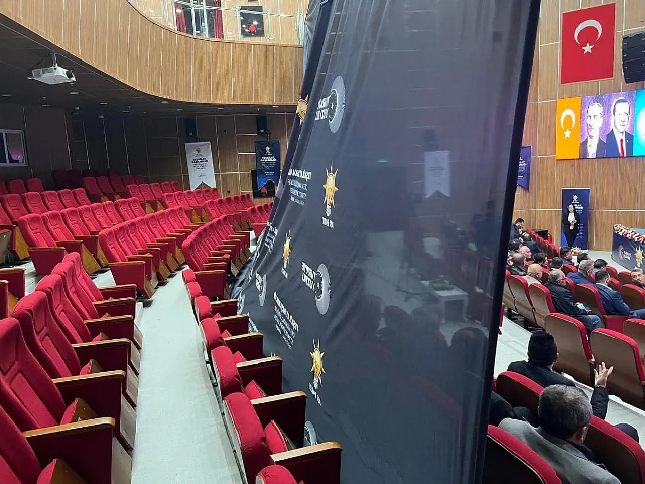 AK Parti'nin Kayseri'de yaptığı toplantıyla ilgili 'katılım' tartışması!