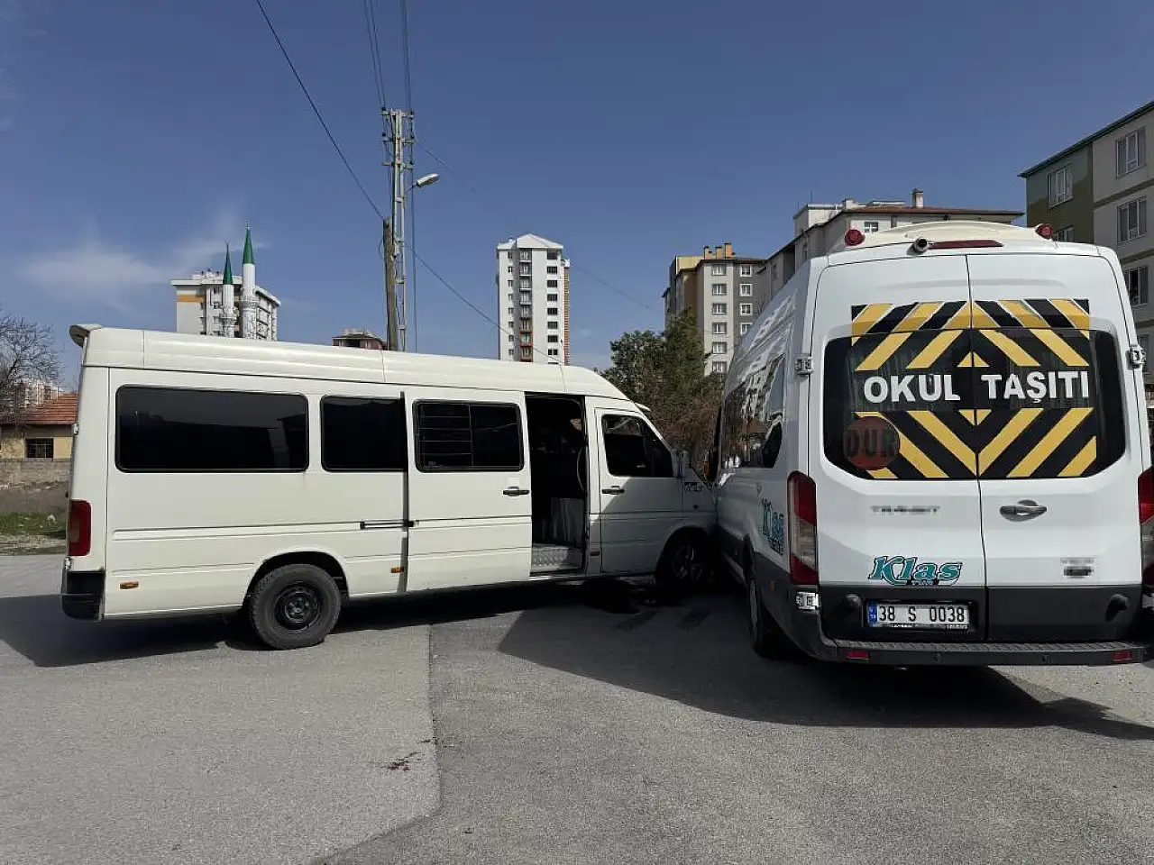 Kayseri'de yürekleri ağza getiren olay: Öğrenci servisi kaza yaptı!