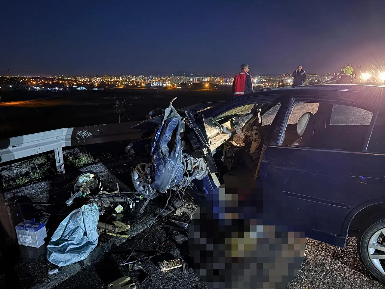 Kuzey Çevre Yolu'nda otomobil bariyerlere saplandı!