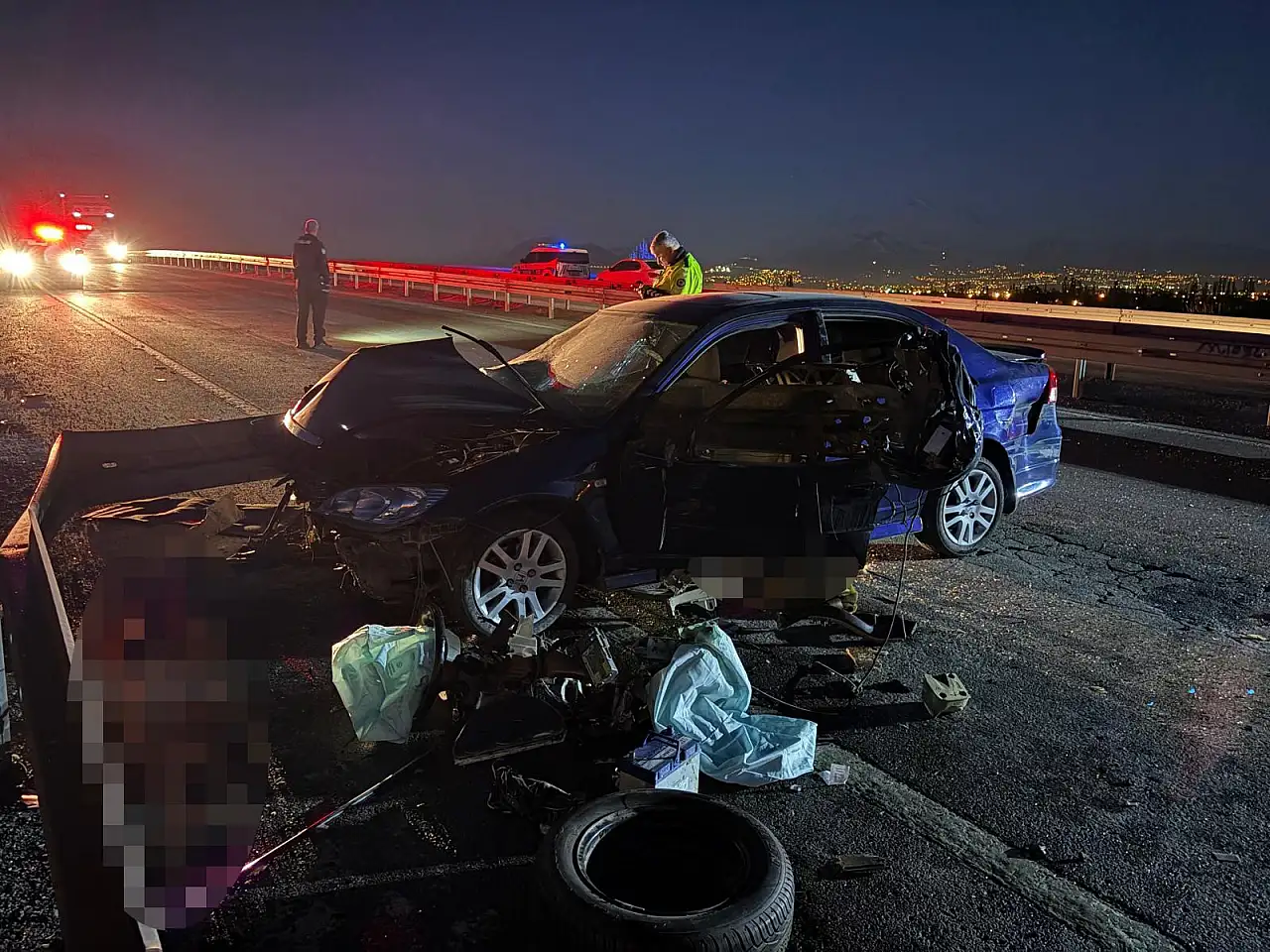 Kuzey Çevre Yolu'nda otomobil bariyerlere saplandı!