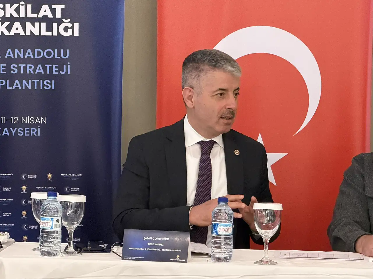 AK Parti'nin Kayseri'de yaptığı toplantıyla ilgili 'katılım' tartışması!