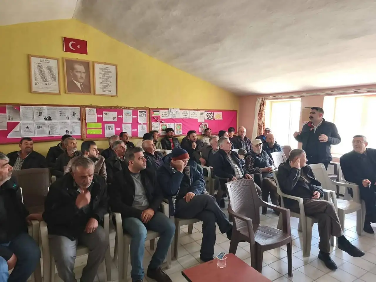 Kayseri'de dikkat çeken afiş! Gören bir daha baktı!