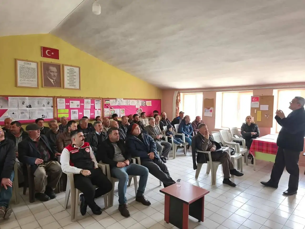 Kayseri'de dikkat çeken afiş! Gören bir daha baktı!