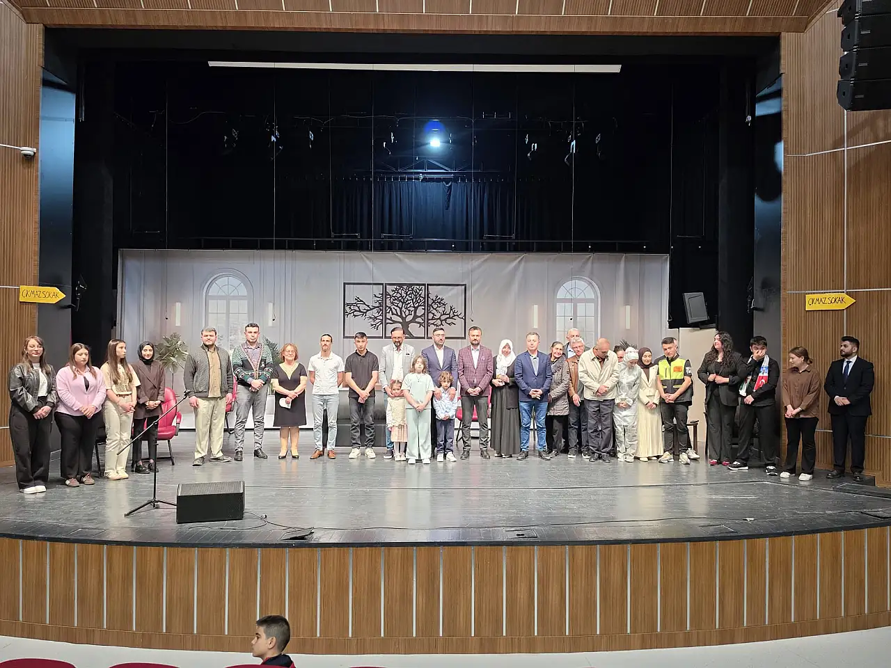 Kayseri'de 'Anlatacak çok şeyimiz var' : Dijital dünyanın yalnızlığı sahneye taşındı