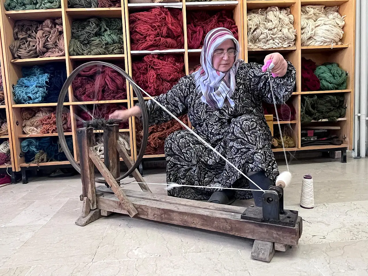 Kadının emeğiyle dokunan halılar unutulmayacak!