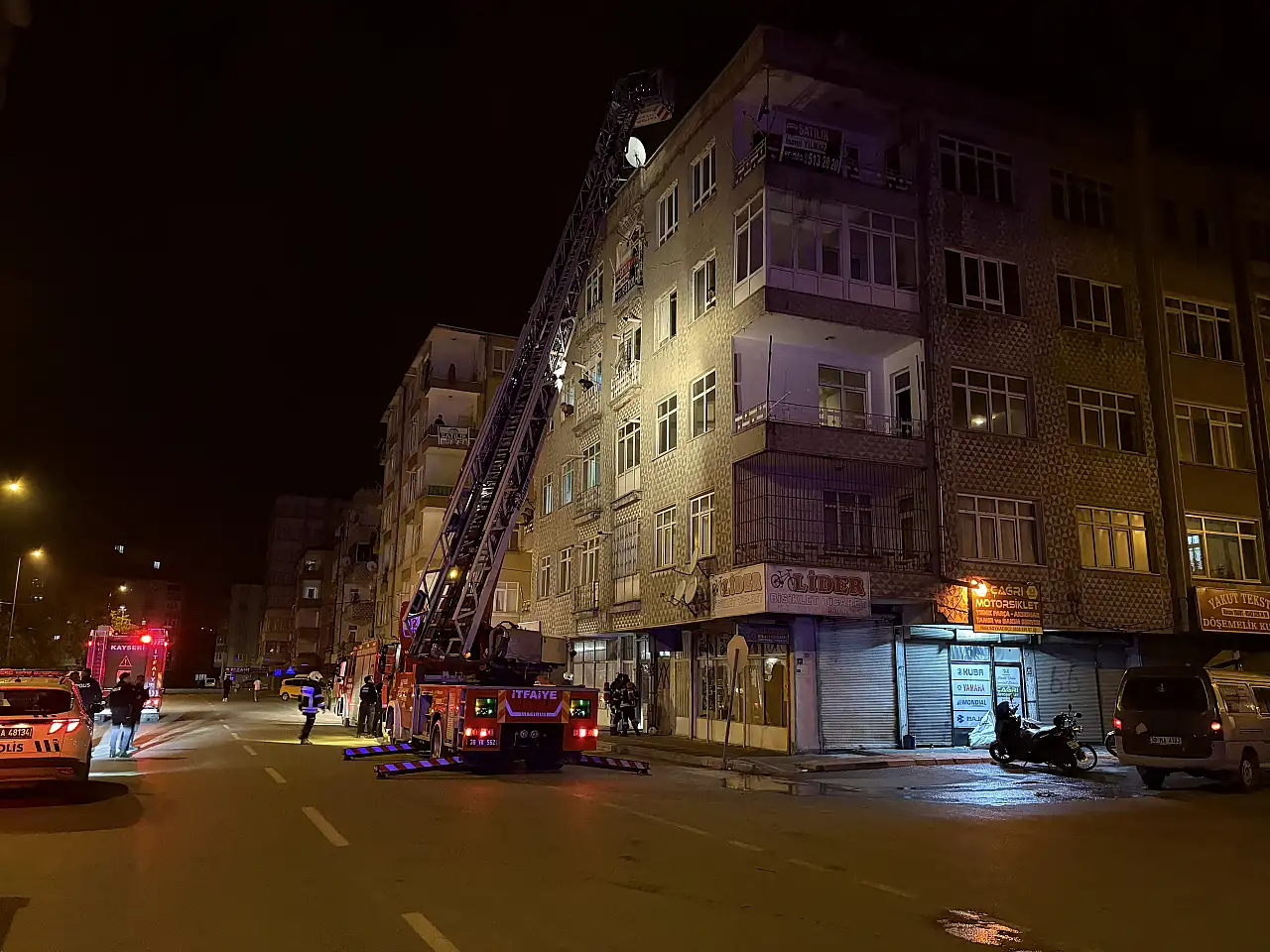 Kayseri'de gece saatlerinde çıkan yangında vatandaşlar balkonlara çıktı