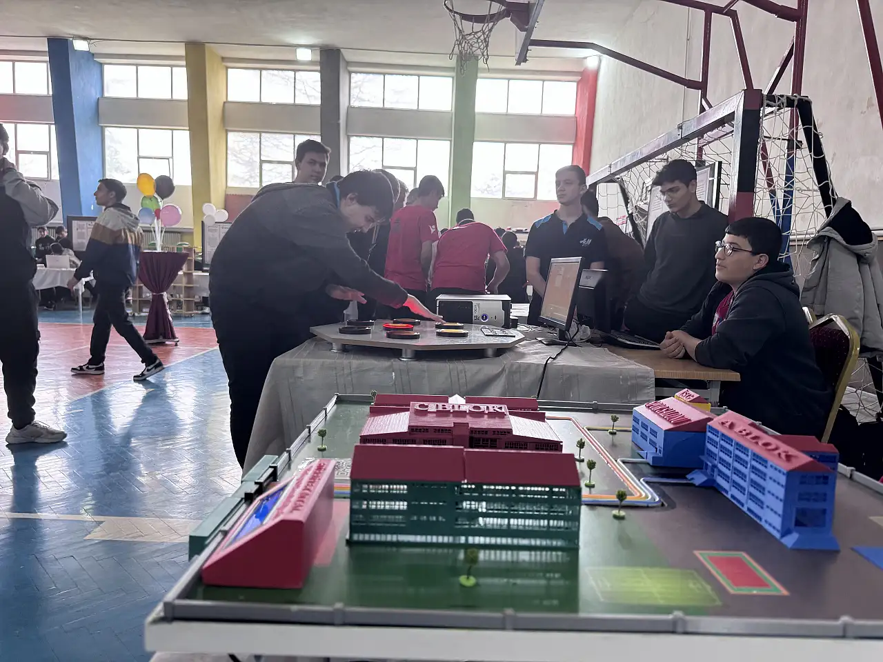 Kayseri'de liseli gençler kendi otonom araçlarını üretti