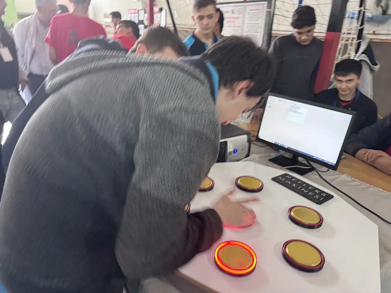 Kayseri'de liseli gençler kendi otonom araçlarını üretti