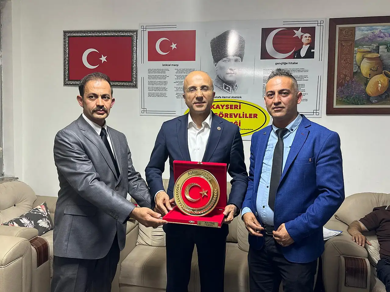 Kayseri'deki dernekte siyasi hareketlilik! Önce AK Partili sonra da CHP'li vekil
