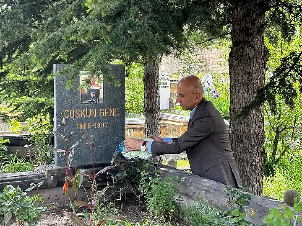 CHP Milletvekili Aşkın Genç'i yasa boğan olay! Mezarını ziyaret etti