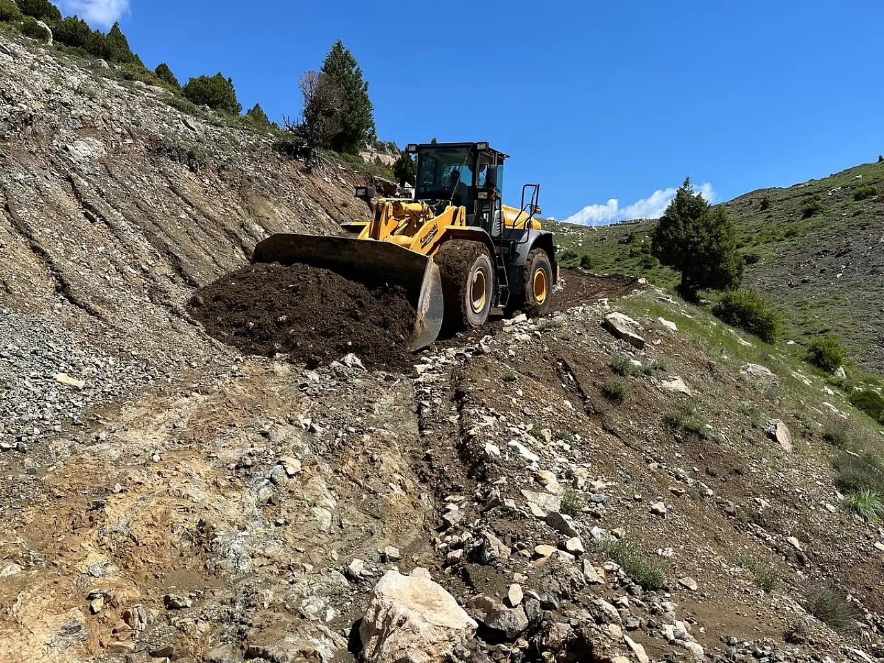 Kayseri'de tarım ve yayla yollarında hummalı çalışma
