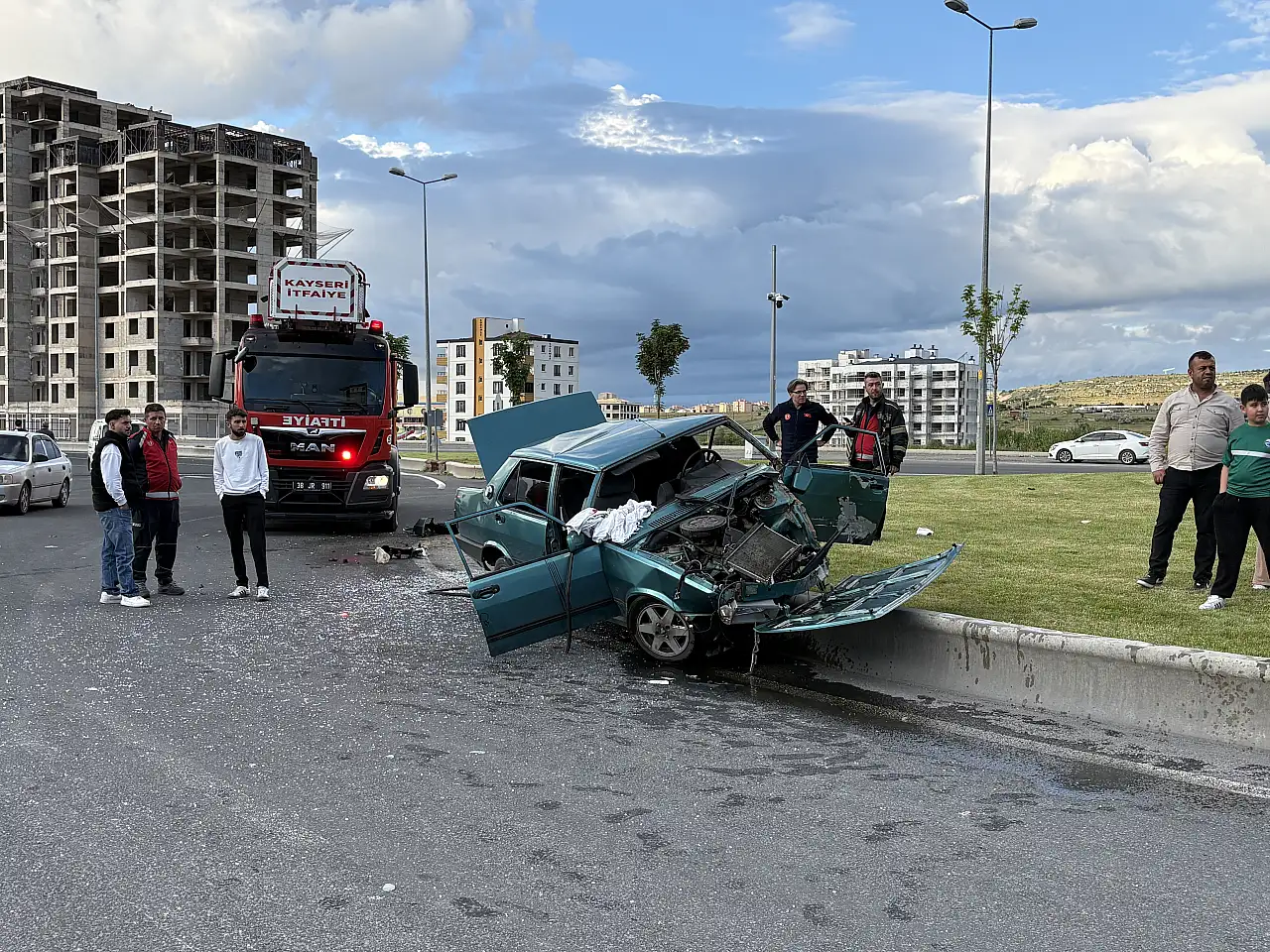Kayseri'de araç hurdaya döndü! 1'i ağır 4 yaralı