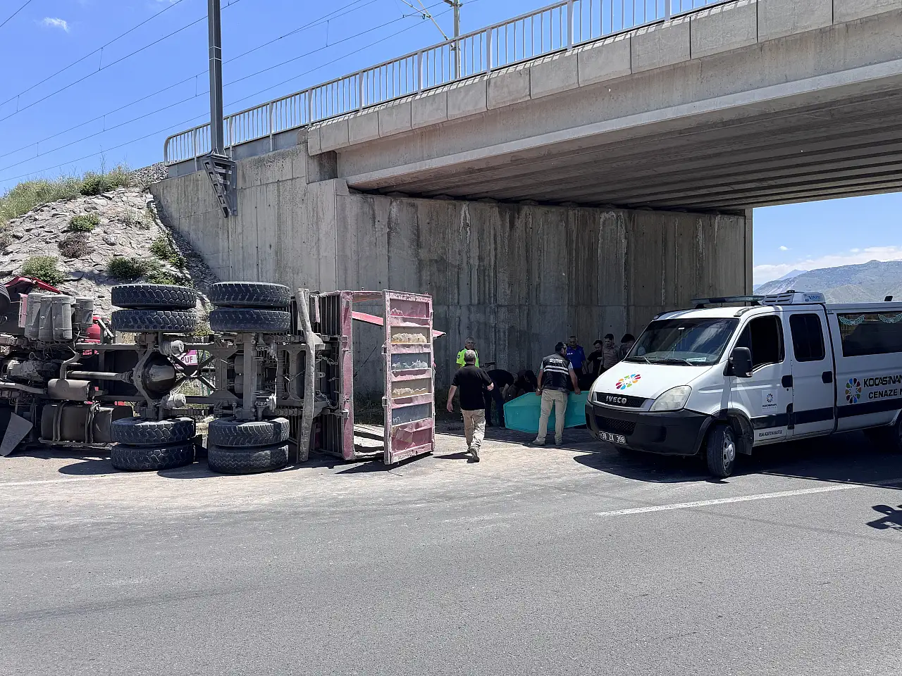 Kamyon köprüye çarptı: 1 ölü