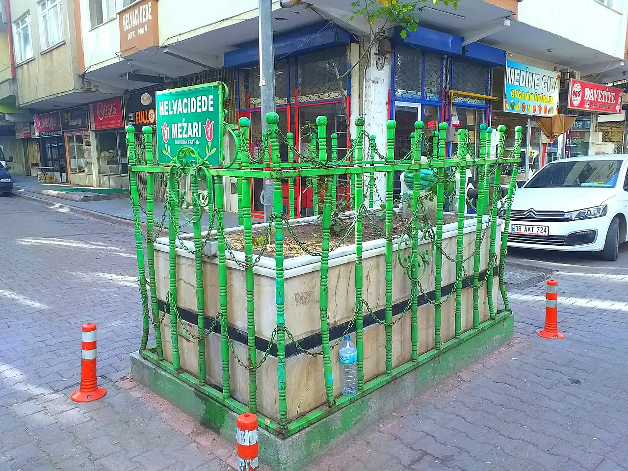 Kayseri'de sokak ortasında mezar var!