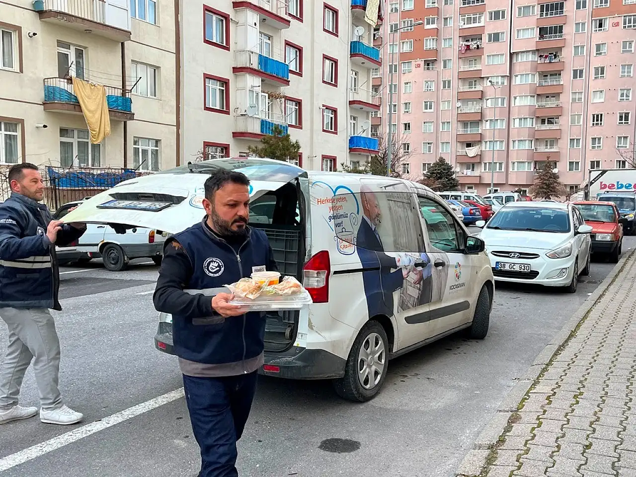 Kocasinan'da her gün yüzlerce kapıya sıcak yemek ulaşıyor
