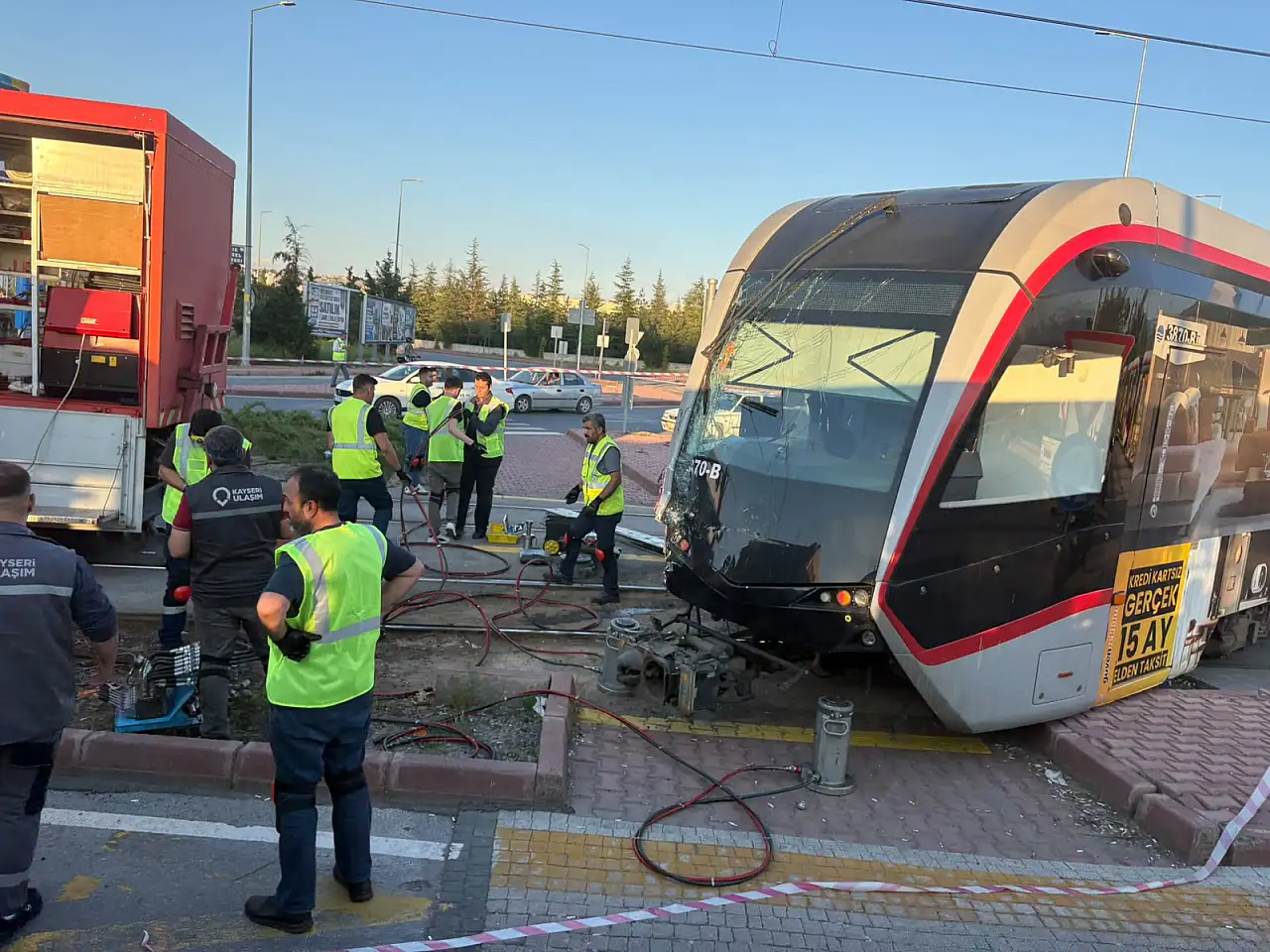 Tramvay ve kamyon çarpıştı!