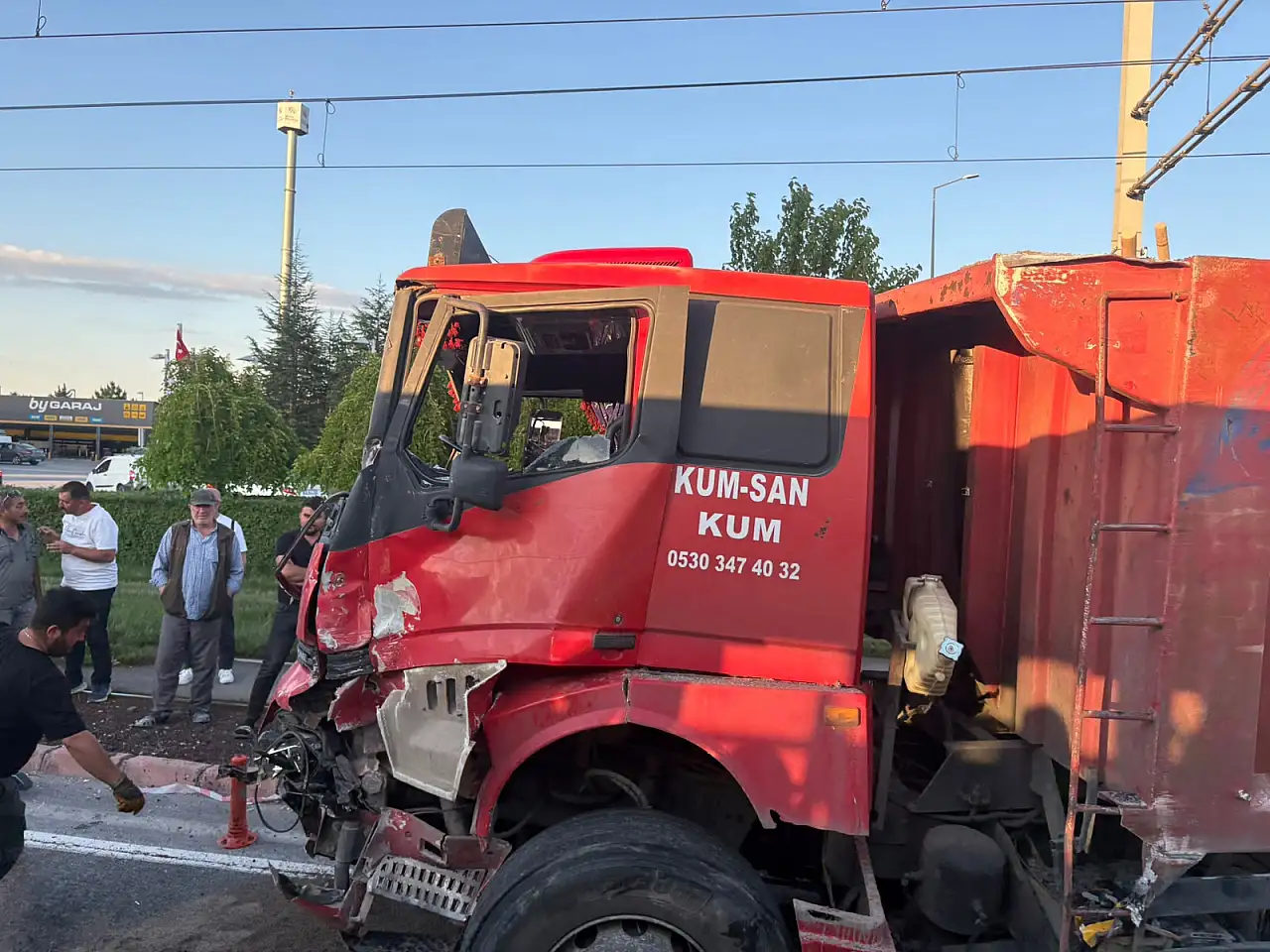 Tramvay ve kamyon çarpıştı!