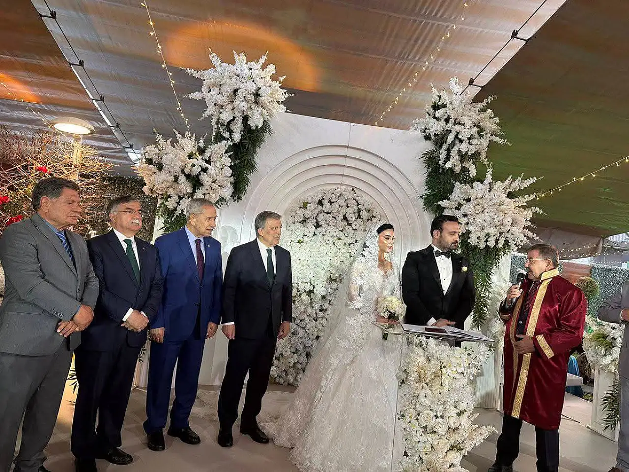 Düğünde dikkat çeken olay! AK Partili vekiller Gül'ün elini sıkmadı
