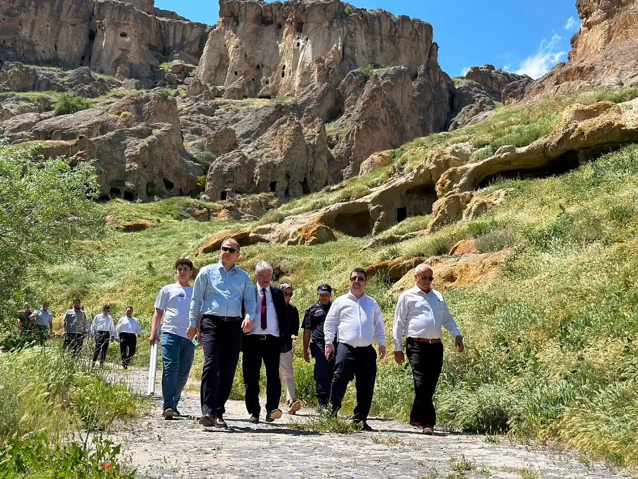 Kayseri'de içerisinde manastır, kilise ve kaya mekanlar bulunan vadide toplantı