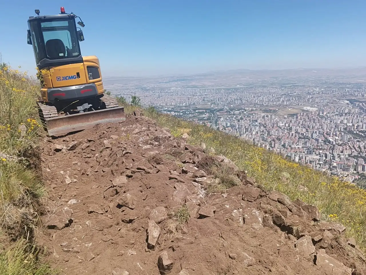 Kayseri'de iş makinesi Ali Dağı'na tırmandı! 2 bin metrede çalıştı