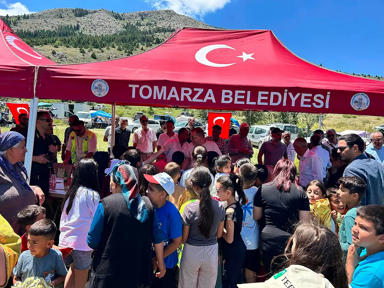Kayseri'deki şenlikte coşku dolu anlar! Sanatçılar sahne aldı