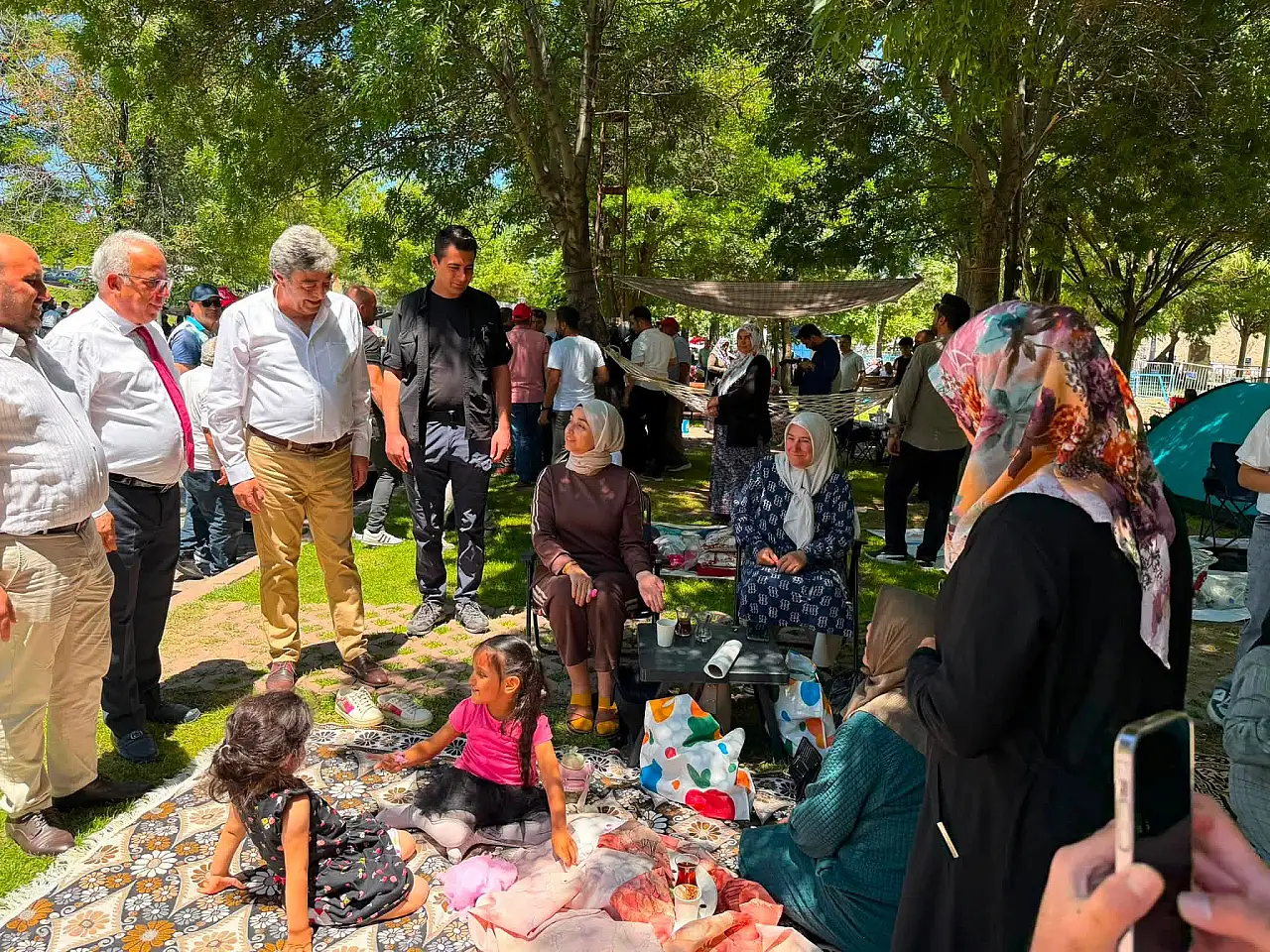 AK Partili vekil şenlikte dert dinledi, not aldı!