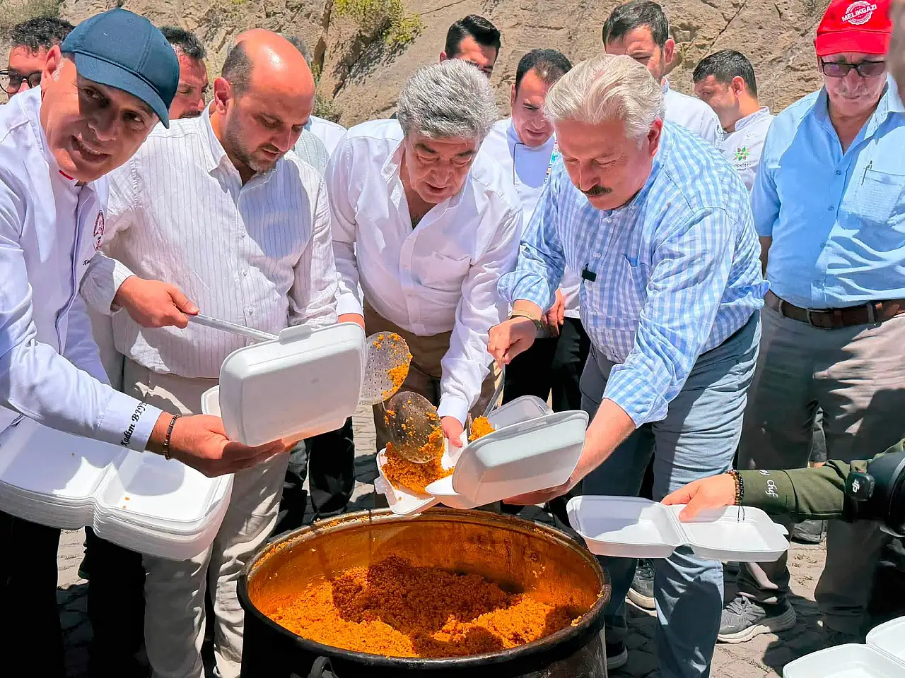 AK Partili vekil şenlikte dert dinledi, not aldı!