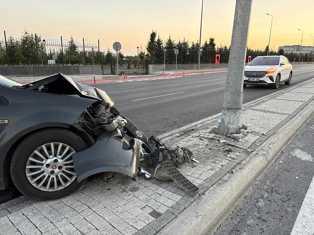 Kayseri'de sürücü direksiyon hakimiyetini kaybetti, otomobil direğe çarptı