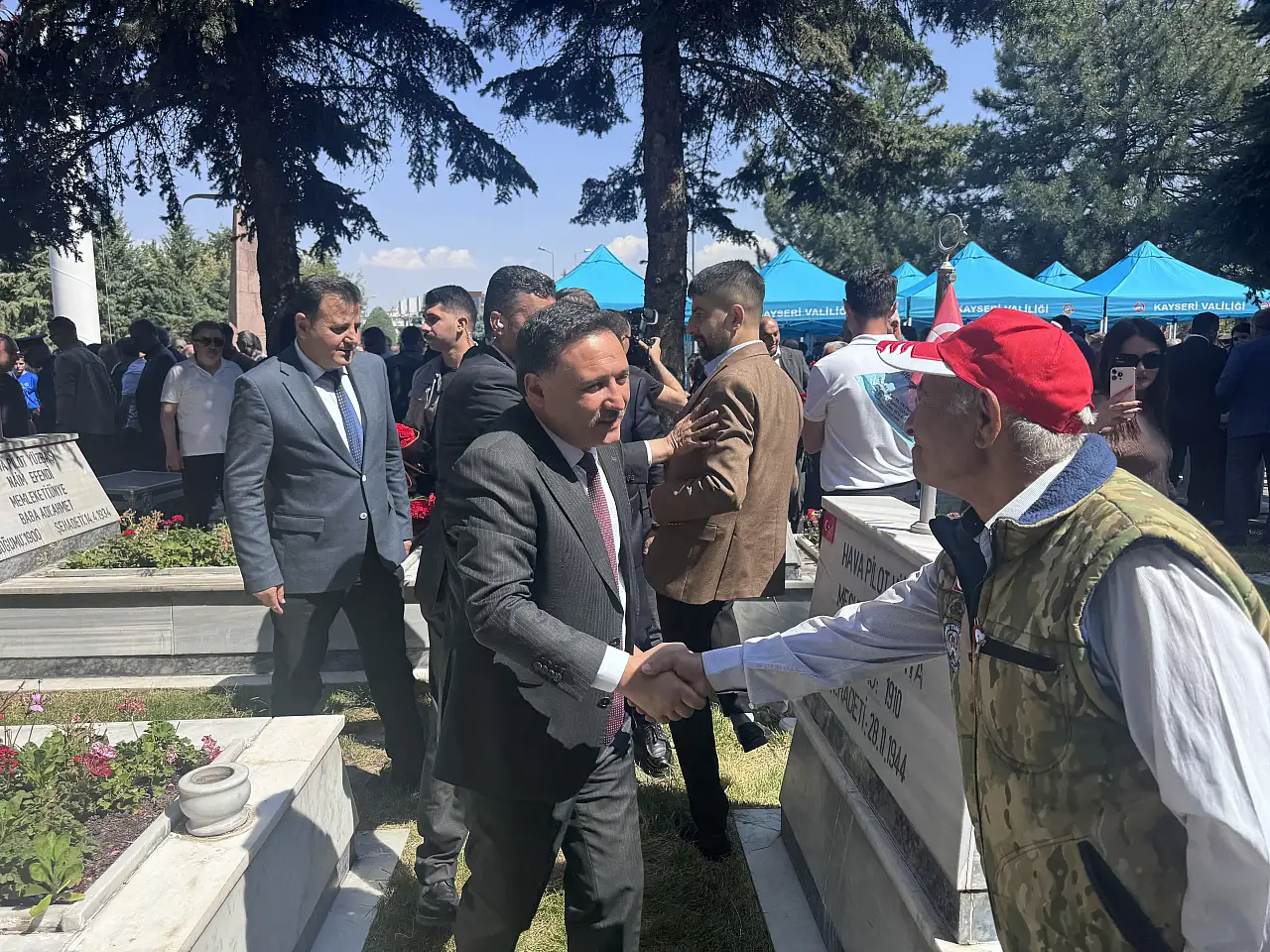 Vali Çiçek şehitlikte konuştu: Acımız taze, kararlılığımız aynı