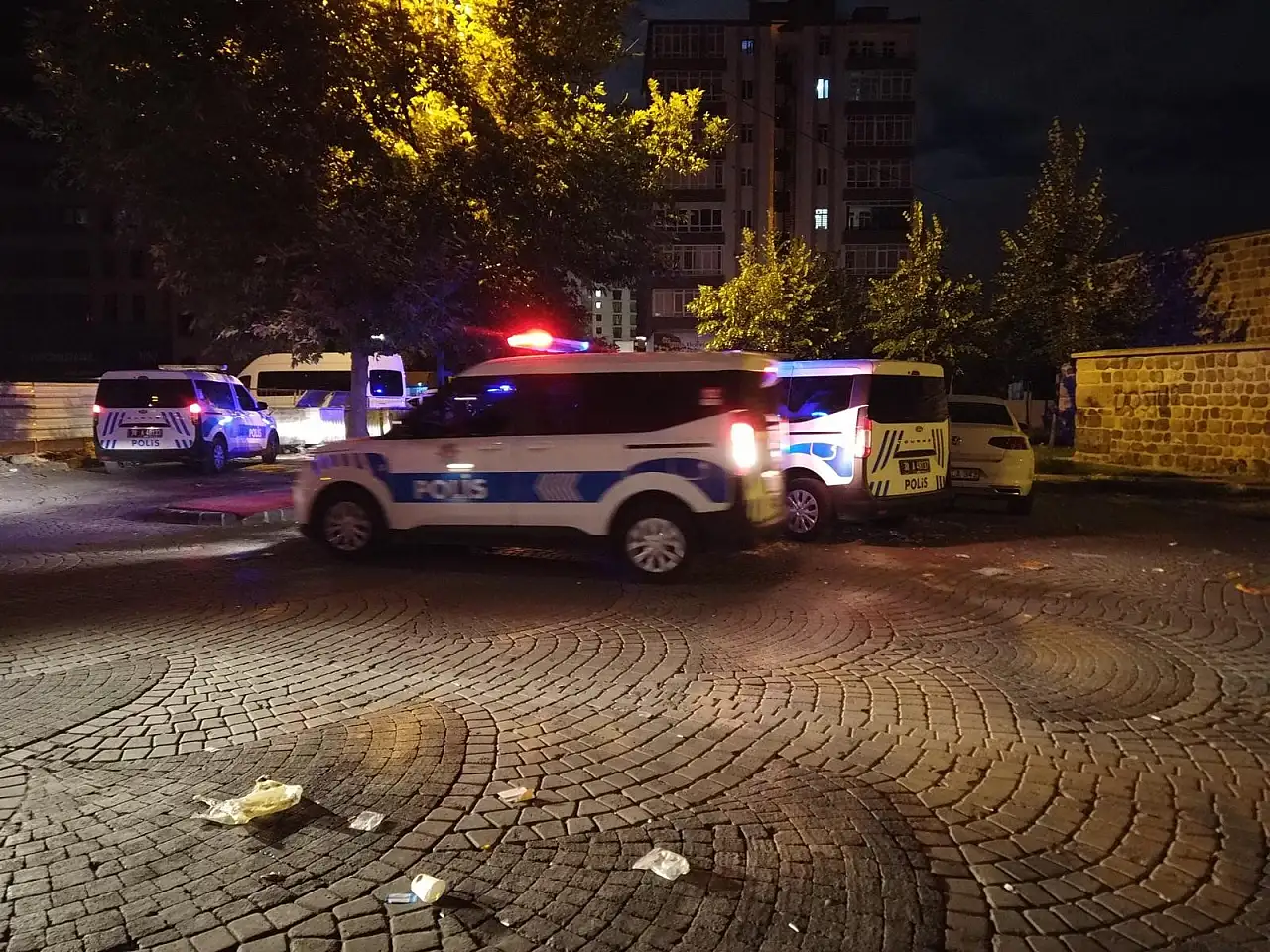 Kayseri alarmda! Sokak ortasında bıçaklı kavga, şüpheli aranıyor