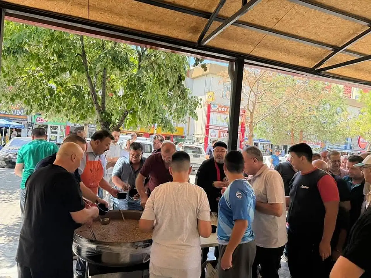 Kayserili esnaf dağıttı! Kuyruk oldu, kısa sürede tükendi
