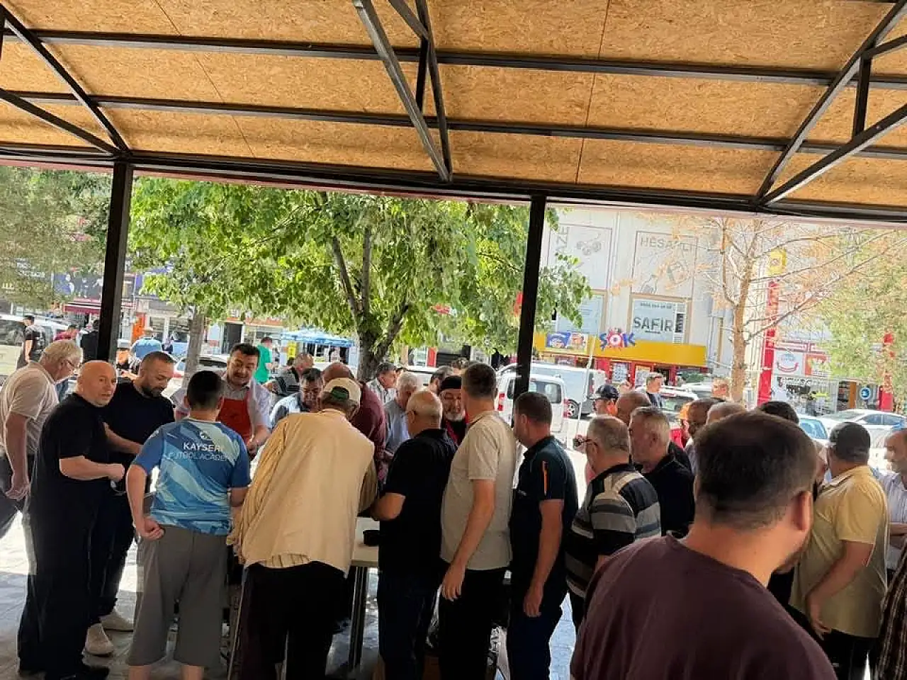 Kayserili esnaf dağıttı! Kuyruk oldu, kısa sürede tükendi