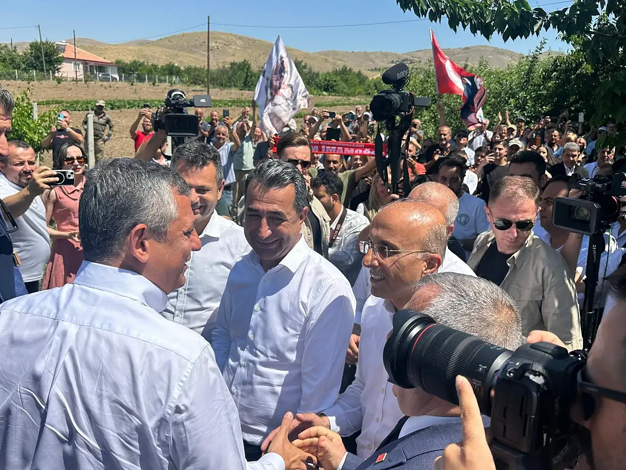 Özgür Özel'i Niğde'de Kayserili isim karşıladı!