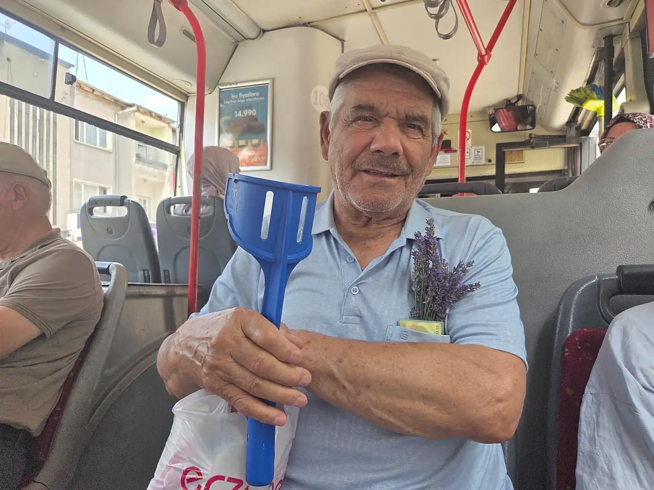 Kayseri'de halk otobüsünde görenler şaştı kaldı! Bunu neden yapıyor