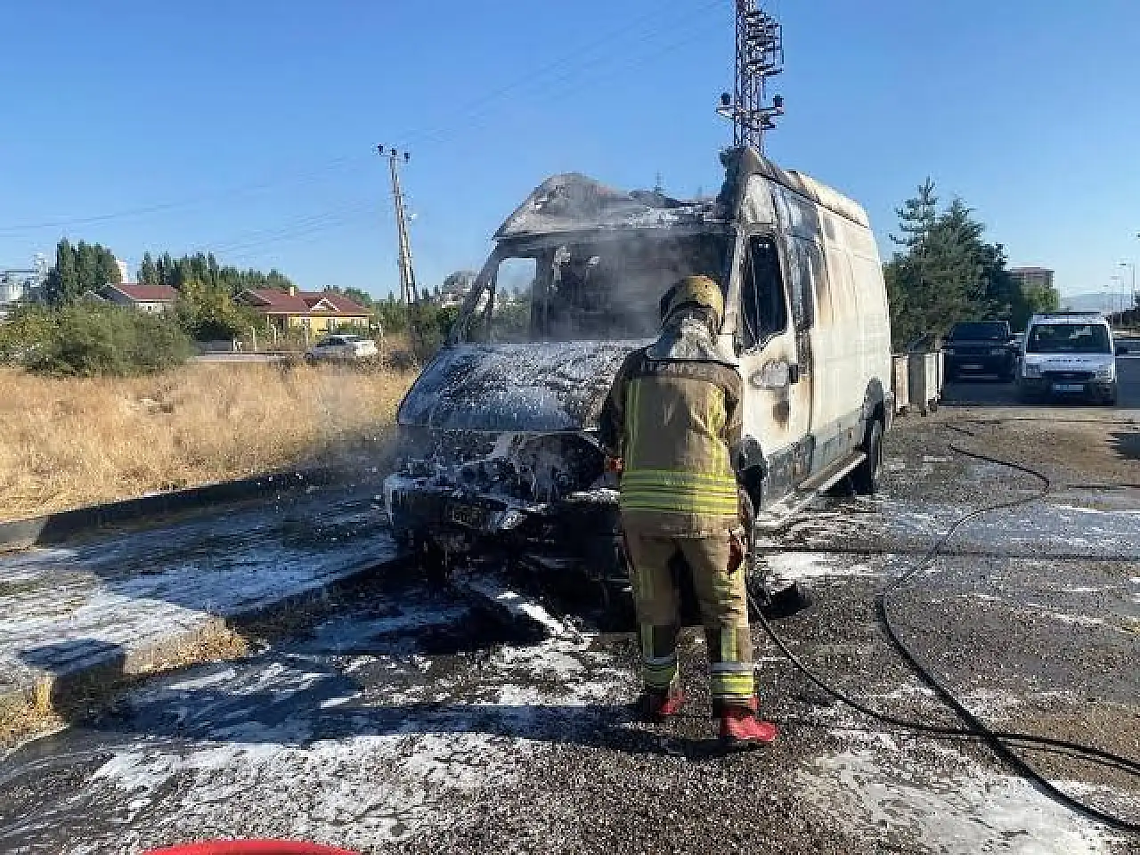 Kayseri'deki araç yangını vatandaşı tedirgin etti! Duran araç neden yanar?