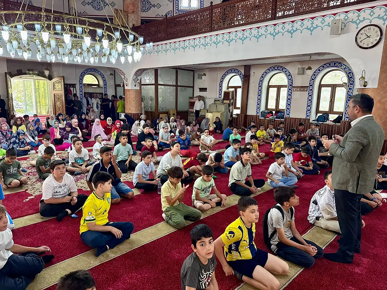 AK Partili Vekilden miniklere sürpriz ziyaret