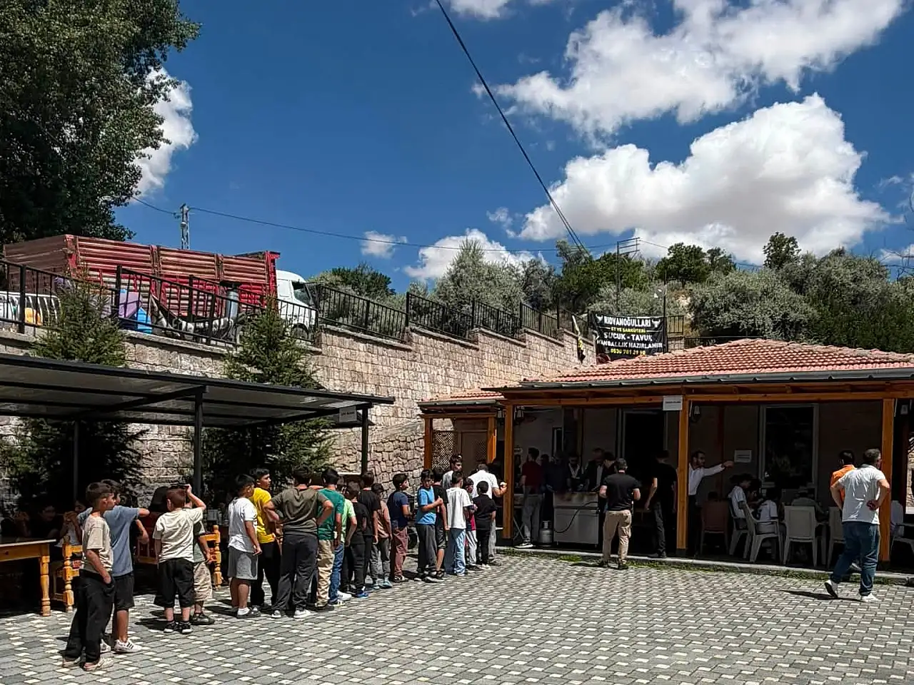 Kayseri'de Başkan sucuk ekmek dağıttı