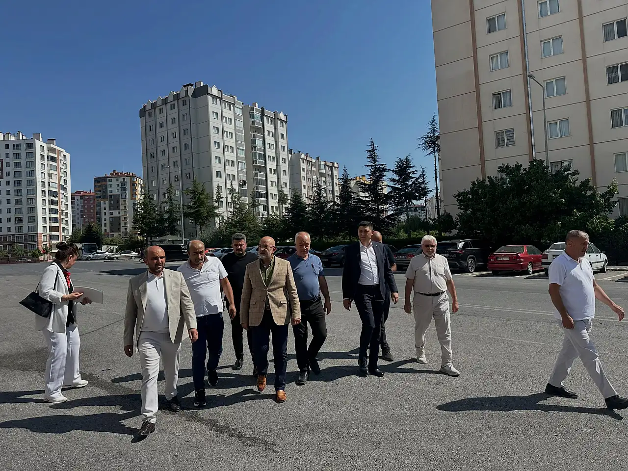 AK Parti Milletvekili Kayseri'de ev ev dolaşıp, kendi elleriyle form doldurdu