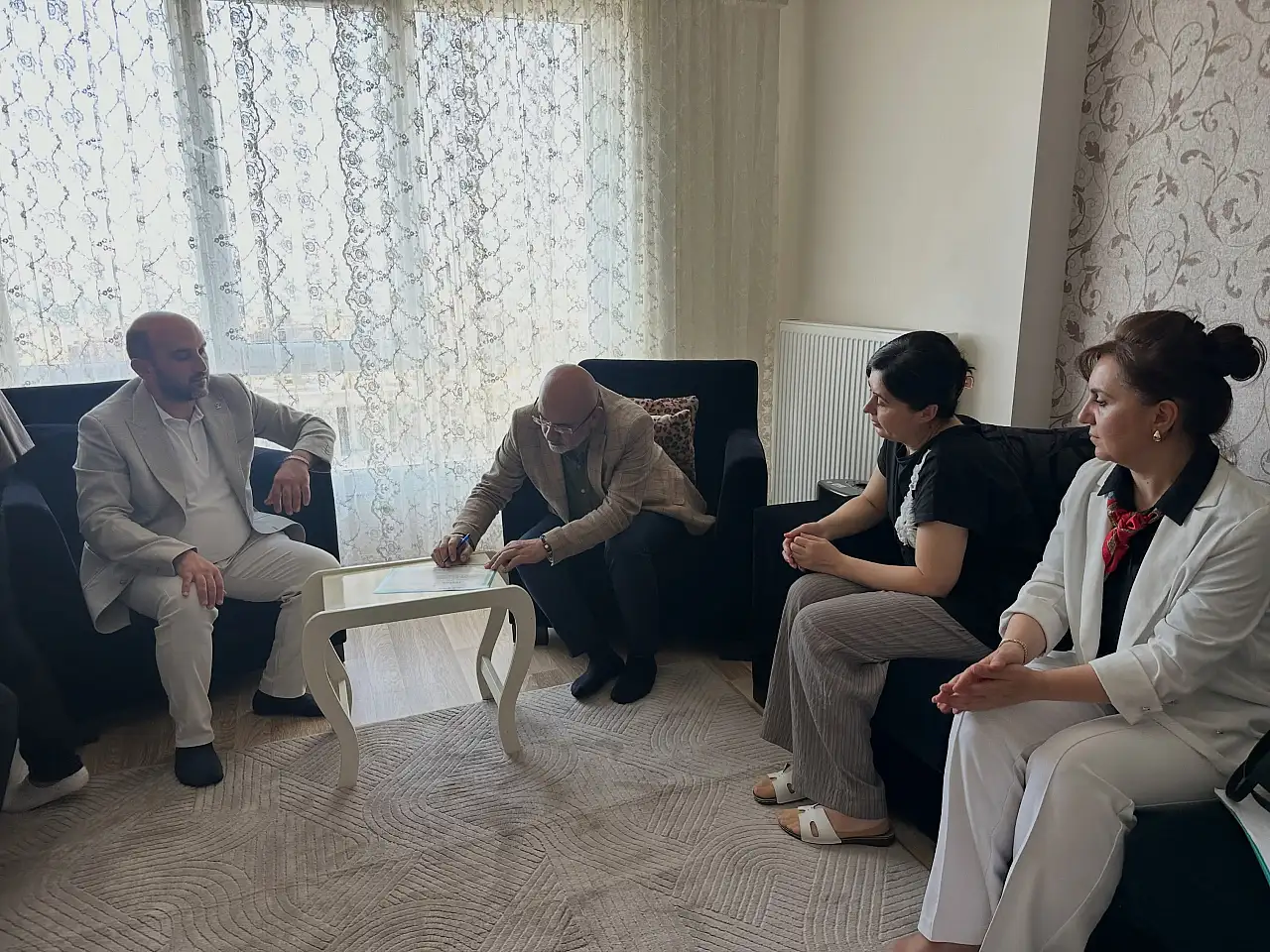AK Parti Milletvekili Kayseri'de ev ev dolaşıp, kendi elleriyle form doldurdu