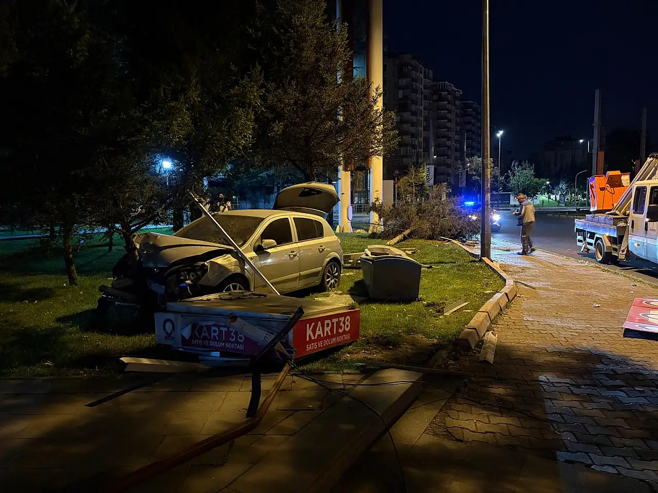 Kayseri'de kontrolden çıkan otomobil parkı birbirine kattı! Ağaç ikiye bölünde, gişe paramparça oldu
