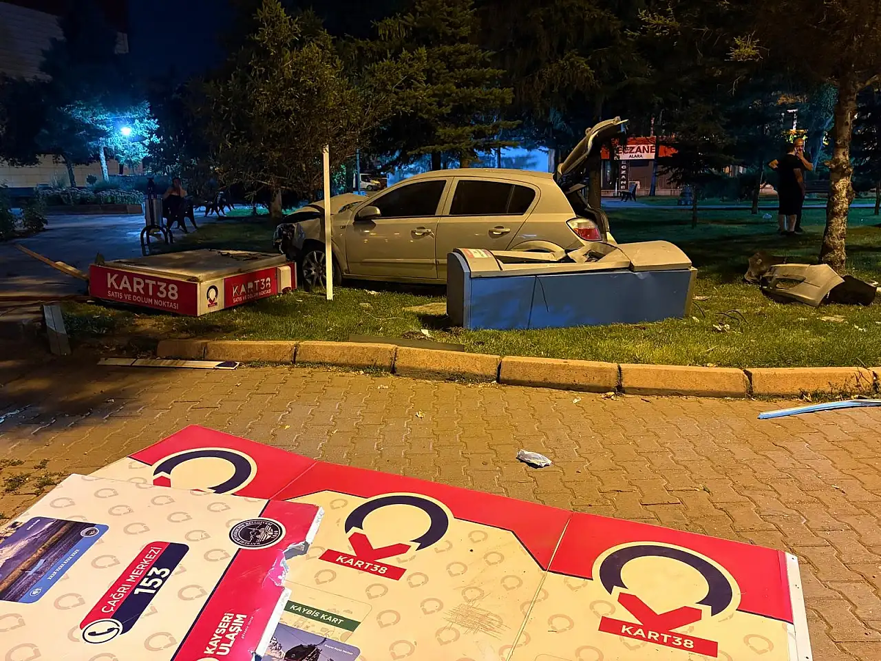 Kayseri'de kontrolden çıkan otomobil parkı birbirine kattı! Ağaç ikiye bölünde, gişe paramparça oldu