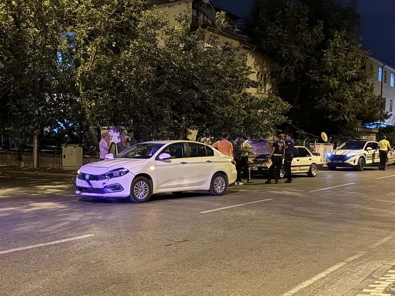 Otomobiller çarpıştı, sürücülerden biri kaçtı! 1'i çocuk, 2 yaralı